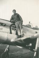 Asisbiz 44 13389 P 51D Mustang 4FG335FS WDW crew chief James Gibson at Debden 01