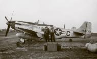 Asisbiz 44 13779 P 51D Mustang 4FG335FS WDC Lt Olin Kiser with Lt Chuck Konsler at Debden Dec 1944 01