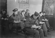 Asisbiz Aircrew USAAF SFX2SF 2nd Scouting Force at a briefing 11th Apr 1945 FRE2946