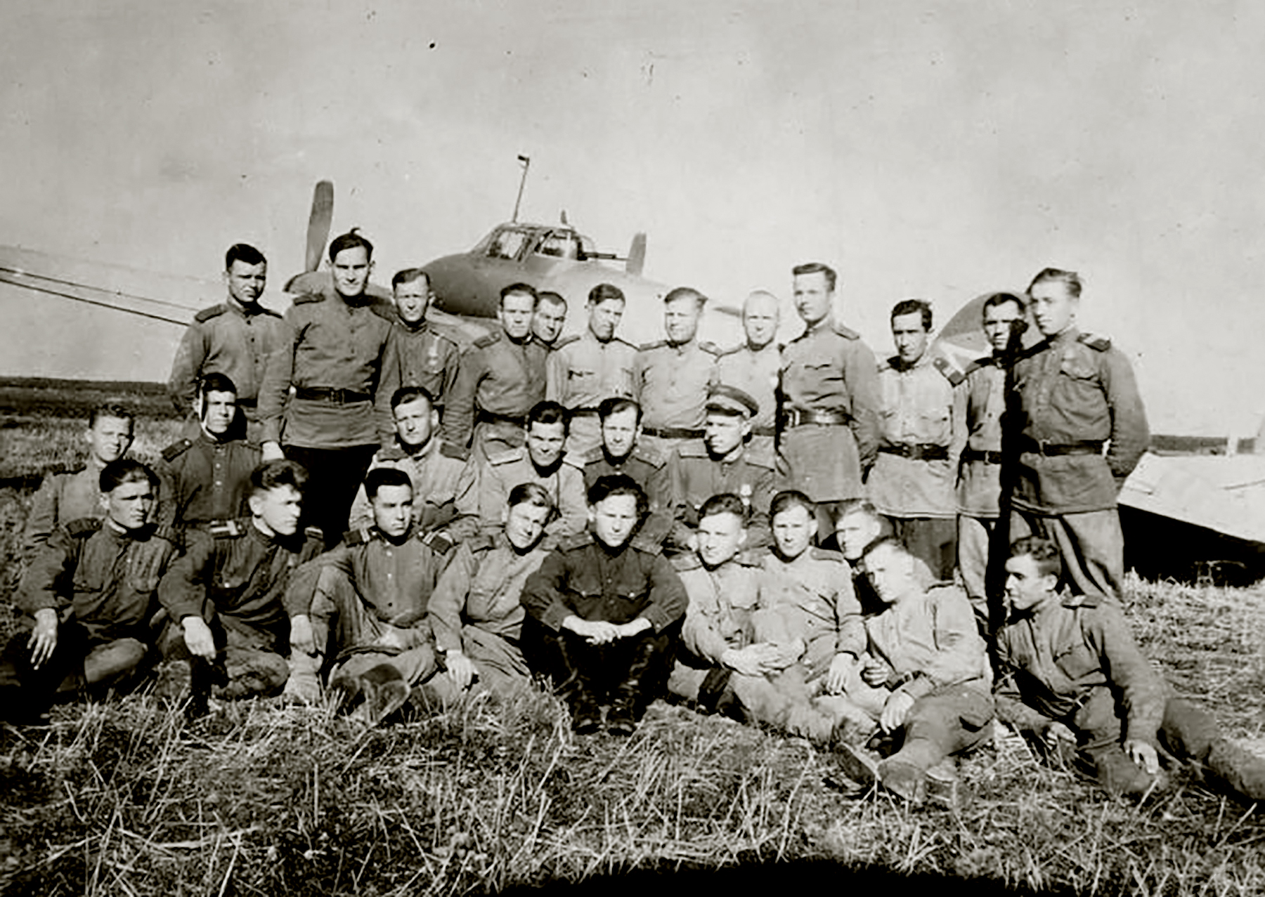 Aircrew Soviet 779BAP with Technicians and mechanics of the 2Sqn in 1944 01