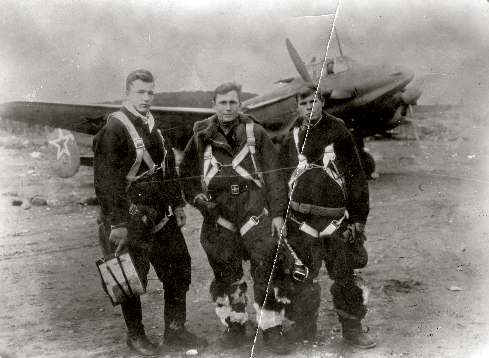 Petlyakov Pe 2 108ORAE with VS Dolgov (C) and his crew 1944 01