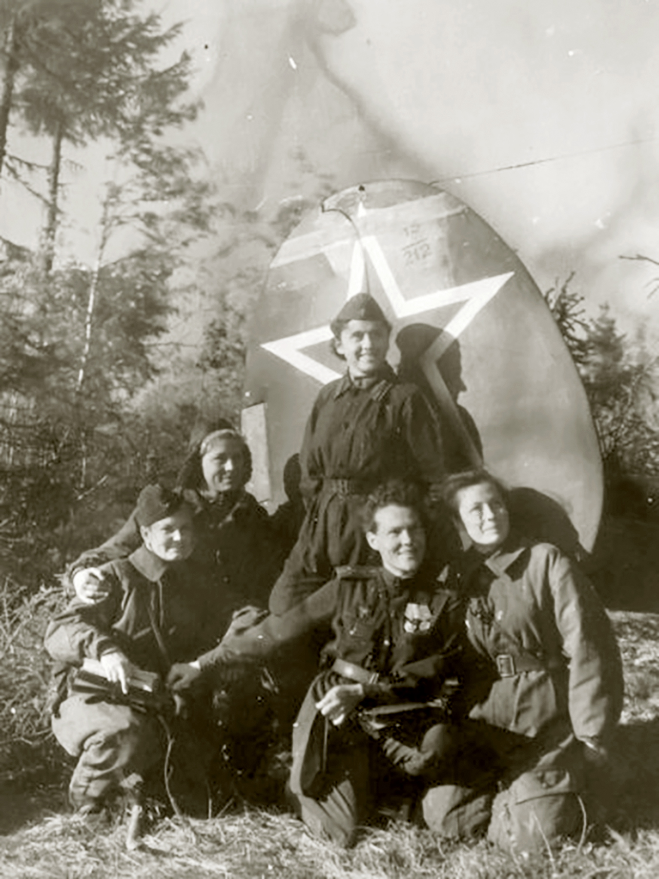 Petlyakov Pe 2 587BAP sn 15212 group photo with their female crews 1943 01