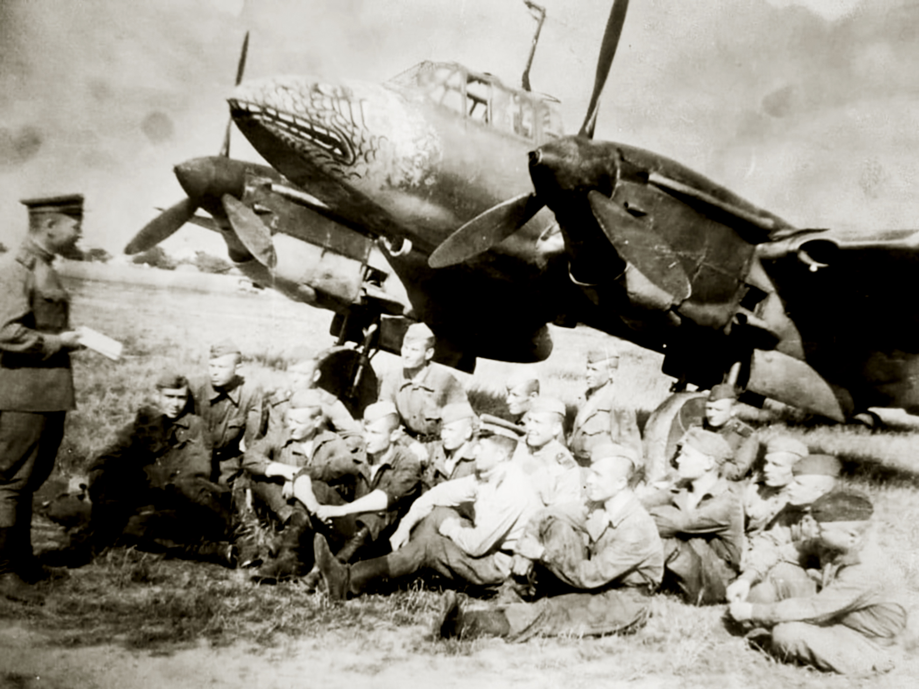 Petlyakov Pe 2R 511RAP Red 2 with snake head artwork mechanic Ivan M Gromov and his comrades 01