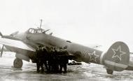Asisbiz Petlyakov Pe 2 125GvBAP Red 89 with the swallow emblem and serial no 14136 in 1944 01