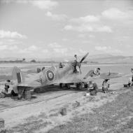 Asisbiz Spitfire MkVbTrop RAF 154Sqn HTE ER676 at Souk el Khemis Tunisia IWM CNA602
