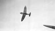 Asisbiz Spitfire MkI RAF 19Sqn White 19 later WZB K9795 over Duxford 1938 IWM CH26a