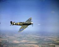Asisbiz Spitfire MkVb RAF 222Sqn ZDF Sqn Ldr Richard Milne AD233 North Weald Essex May 1942 IWM COL189