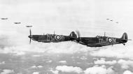 Asisbiz Spitfire MkIa RAF 610Sqn DWK N3289 n DWO R6595 in vic formation Biggin Hill Kent 1940 IWM CH740a