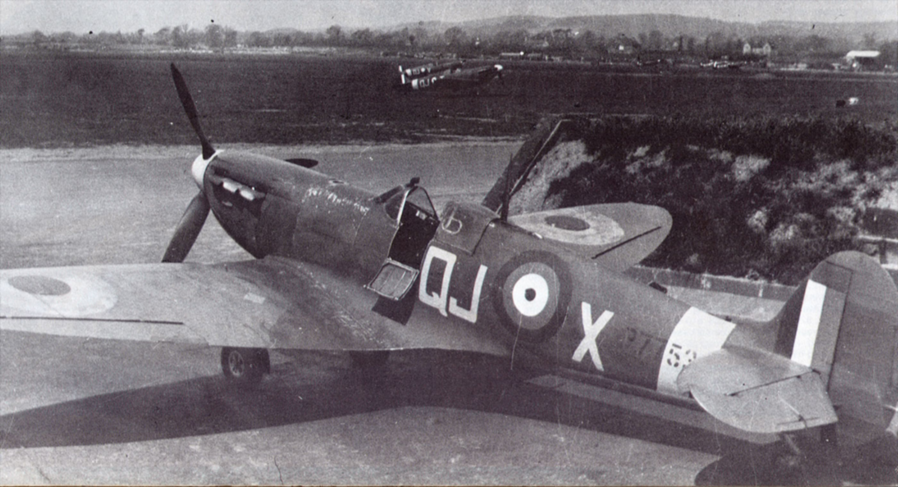 Spitfire MkIIa RAF 616Sqn QJX LH Casson P7753 Tangmere 1941 01