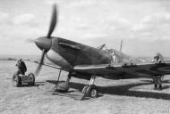 Asisbiz Spitfire MkIa RAF 66Sqn LZN Sqn Ldr Rupert Leigh R6800 LZN at Gravesend Sep 1940 IWM HU104503