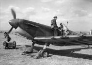 Asisbiz Spitfire MkIa RAF 66Sqn LZN Sqn Ldr Rupert Leigh R6800 LZN at Gravesend Sep 1940 IWM HU104504