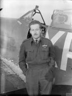 Asisbiz Aircrew RAF 71Sqn USAAF Pilot Officer CW Red McColpin at North Weald Essex IWM CH3923