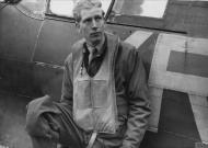 Asisbiz Aircrew USAAF 4FG334FS Chesley Peterson with his Spitfire 30th Mar 1943 FRE2262