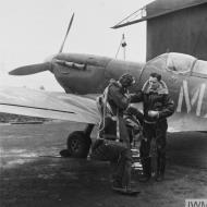 Asisbiz Aircrew USAAF pilots board a Spitfire coded MX usually based at RAF Glatton assign USAAF 1943 IWM 01