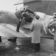 Asisbiz Aircrew USAAF pilots board a Spitfire coded MX usually based at RAF Glatton assign USAAF 1943 IWM 02