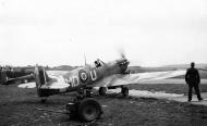 Asisbiz Spitfire MkVb RAF 133Sqn Eagle MDU England 01