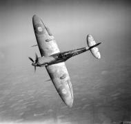 Asisbiz Spitfire MkVb RAF 92Sqn QJS Alan Wright R6923 based at Biggin Hill Kent 1941 IWM CH2929
