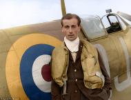 Asisbiz Aircrew RAF Neville Duke during Battle of Britain at RAF Biggin Hill 1941 01