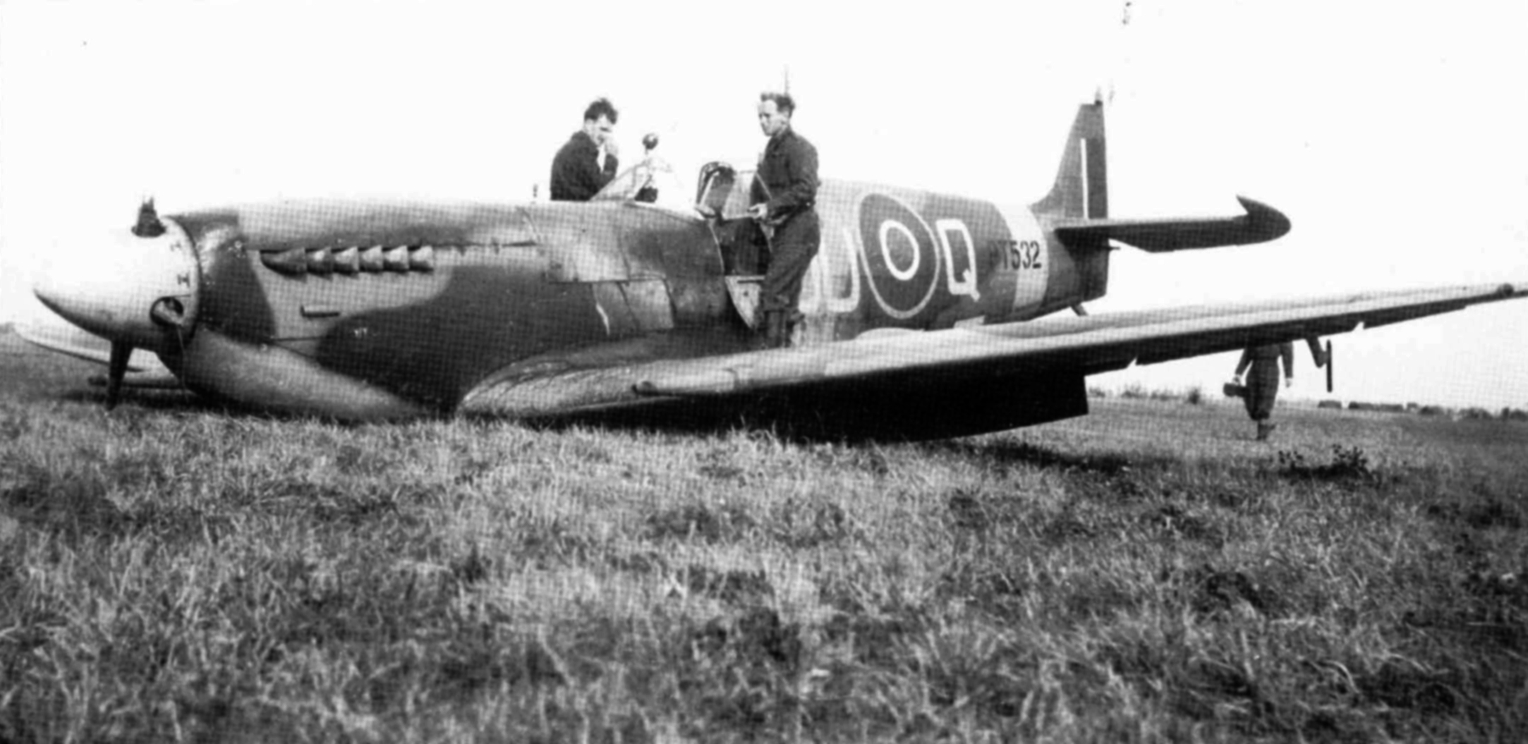 Spitfire MkIX RNZAF 485Sqn OUQ force landed Merville France 5th Apr 1945 01