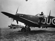 Asisbiz Spitfire MkVb RNZAF 485Sqn WDFUNZ Levin with OUZ AB870 and OUH England Aug 1941 IWM CH3751