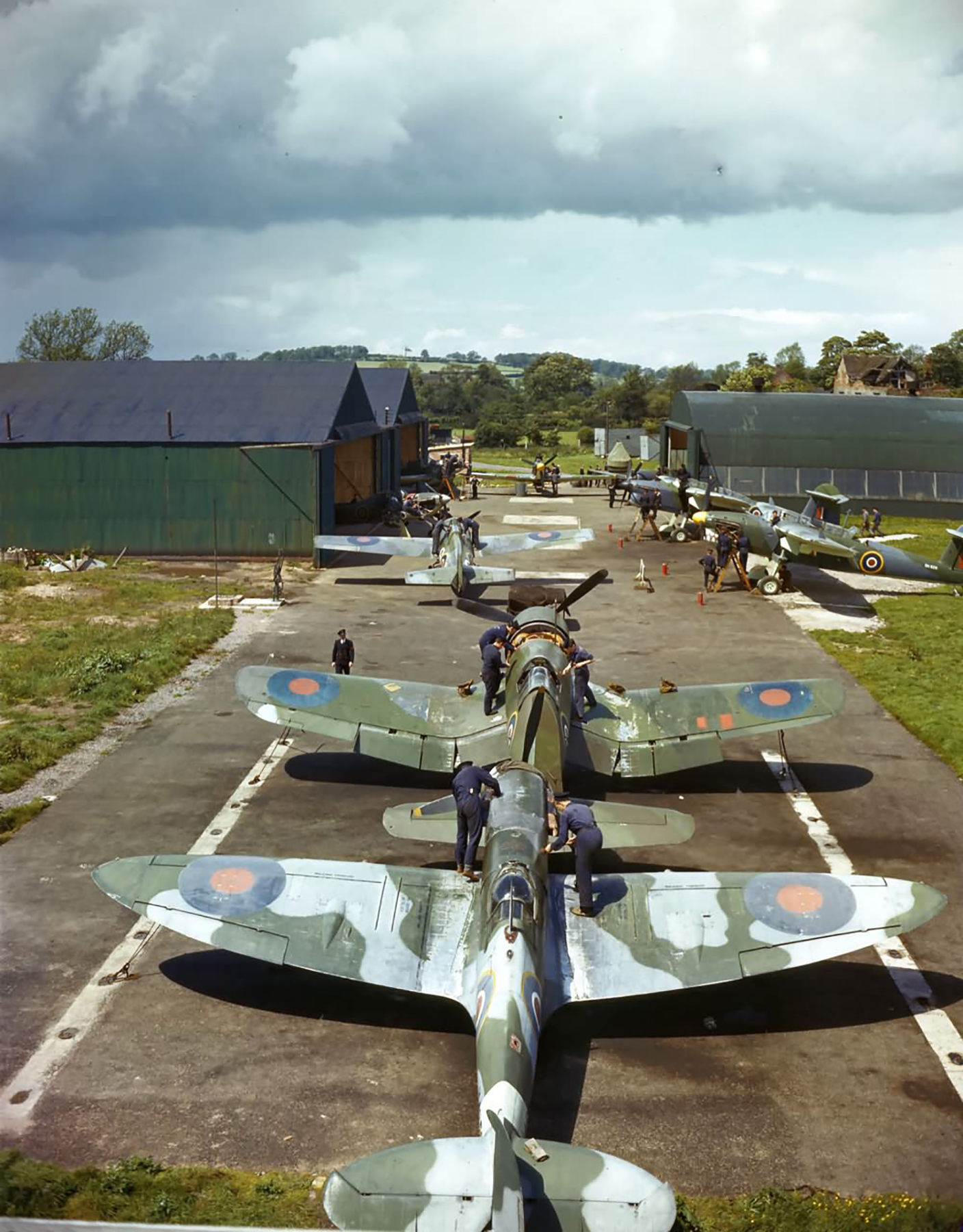 MU Beautiful colour photo of a Spitfire F4U Corsair and Barracudas at HMS Fledgling 01