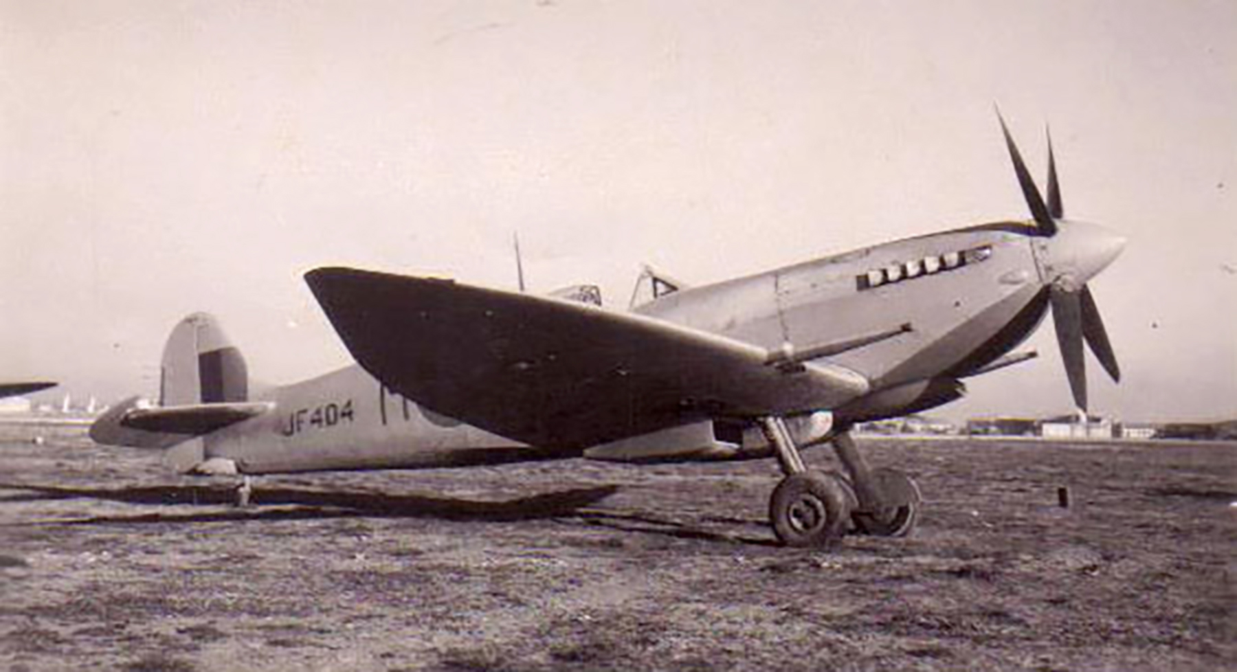 Recon Spitfire MkVIII JF404 Foggia 1944 01