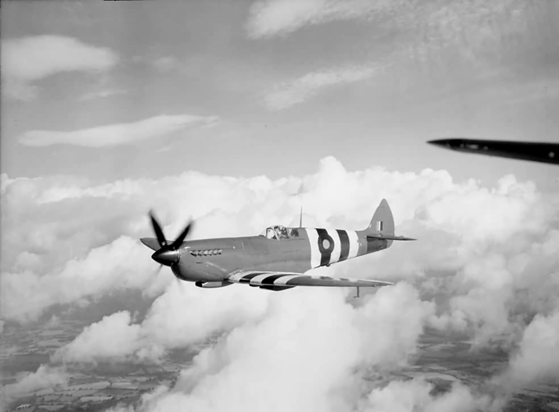 Recon Spitfire PRXI RAF 541Sqn A PL775 02