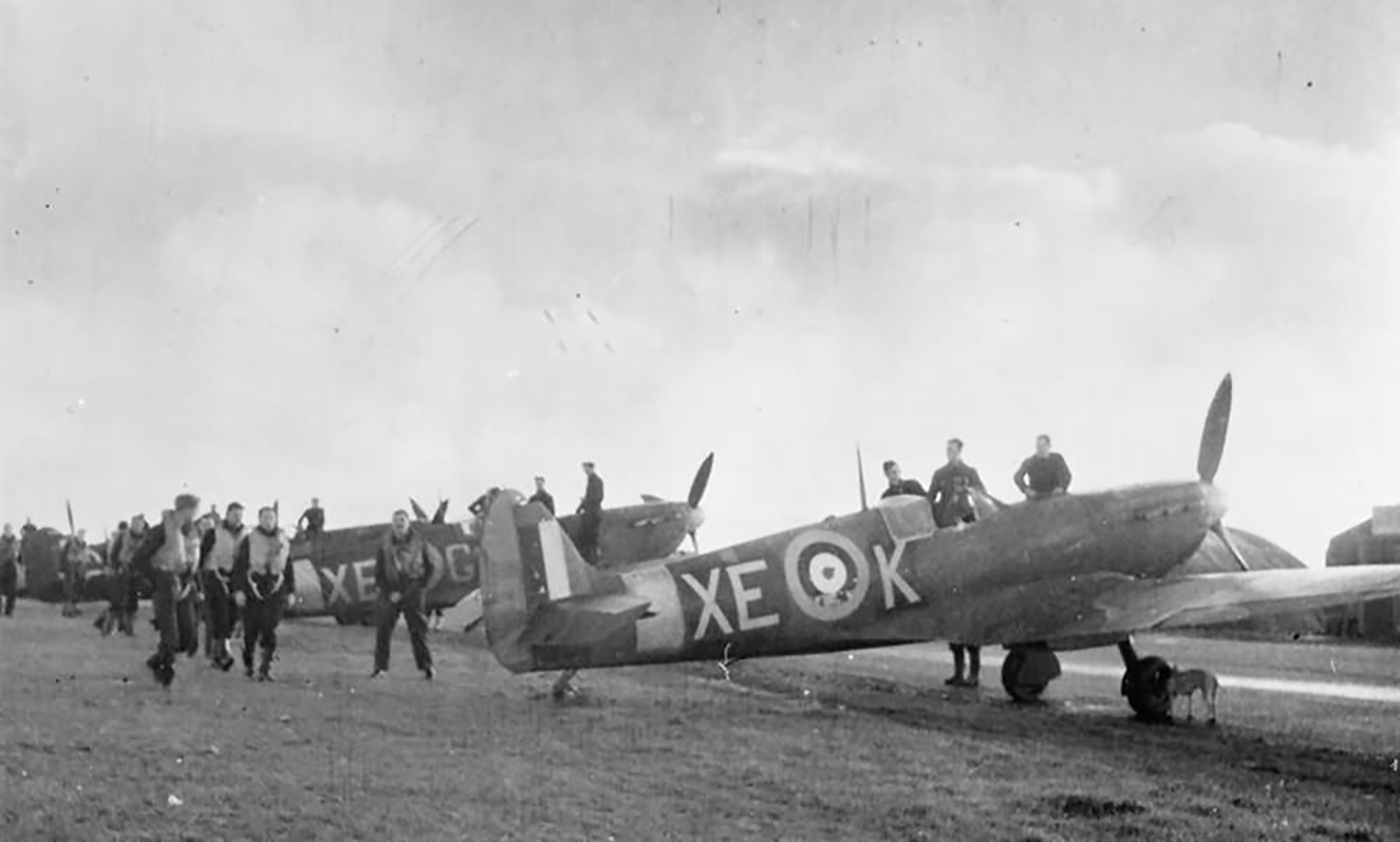Spitfire MkIIa RAF 123Sqn XEK P7443 with XEG at Castletown England 1941 web 01