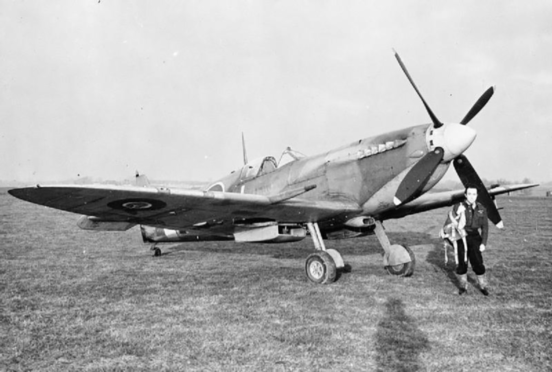 Spitfire MkIX RAF 122Sqn MTJ BS546 P Off G le Gall Hornchurch Essex 29 Dec 1942 01