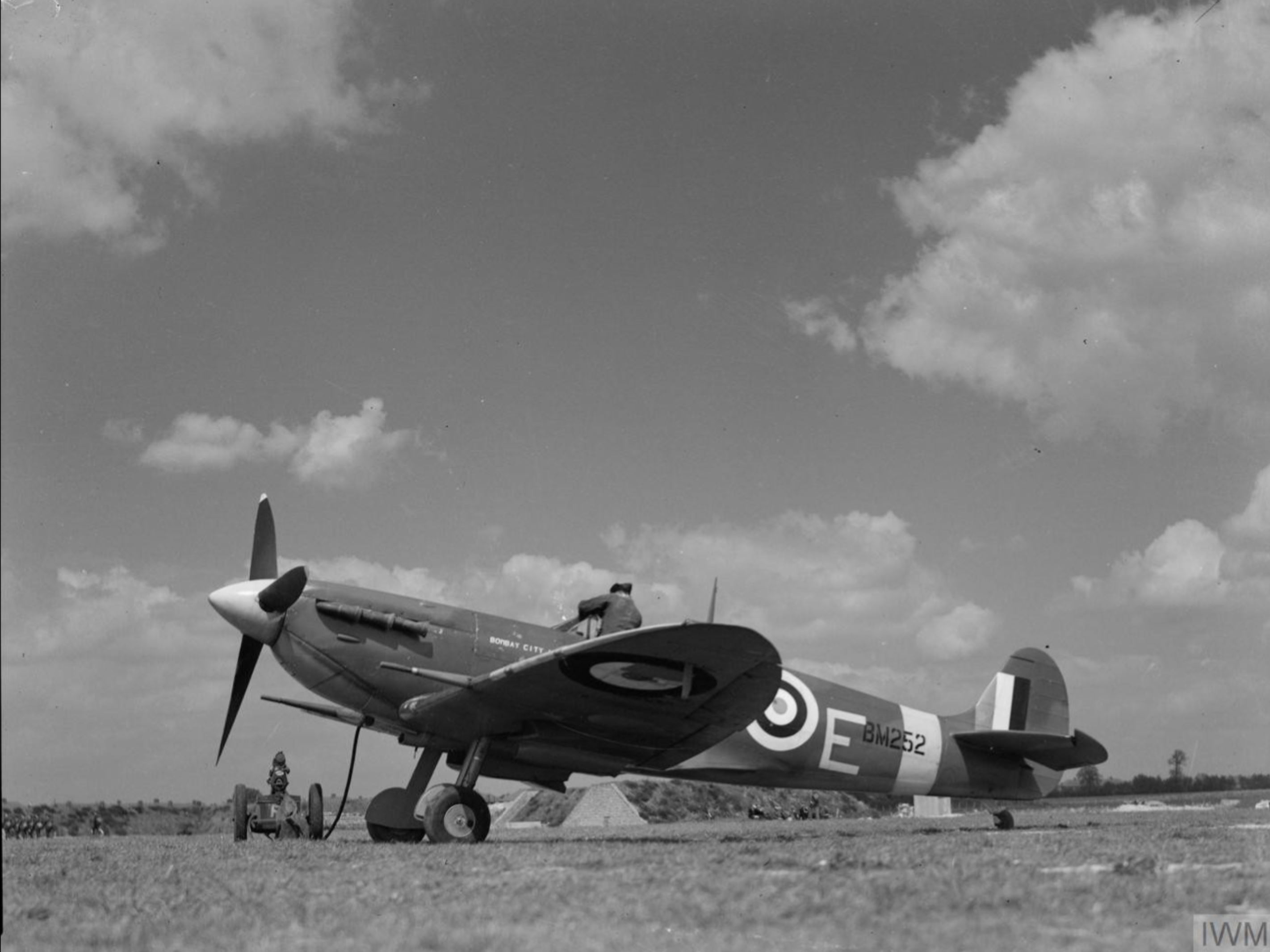 Spitfire MkVb RAF 122Sqn MTE BM252 at Hornchurch Essex IWM CH5748