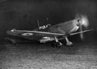 Asisbiz Spitfire prior to taking off on a night op Sep 1940 IWM HU10445