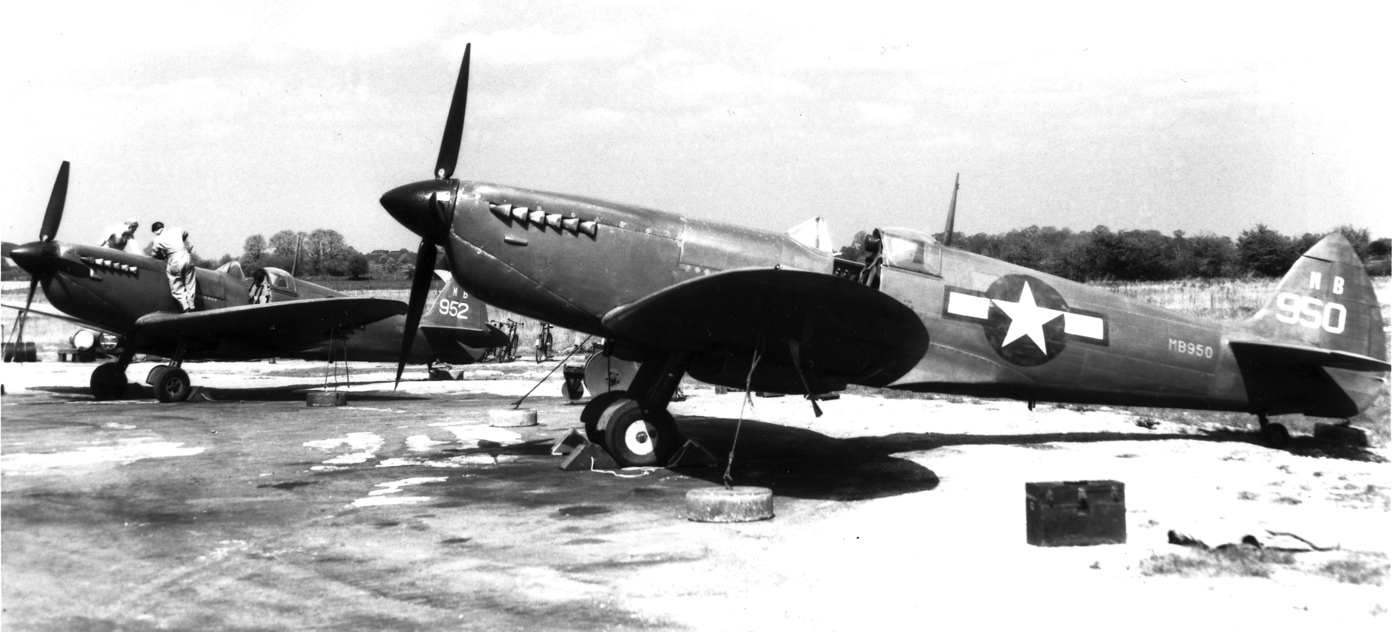 Spitfire PRXIT USAAF 7PRG14PS MB952 foreground Oxfordshire 1944 01