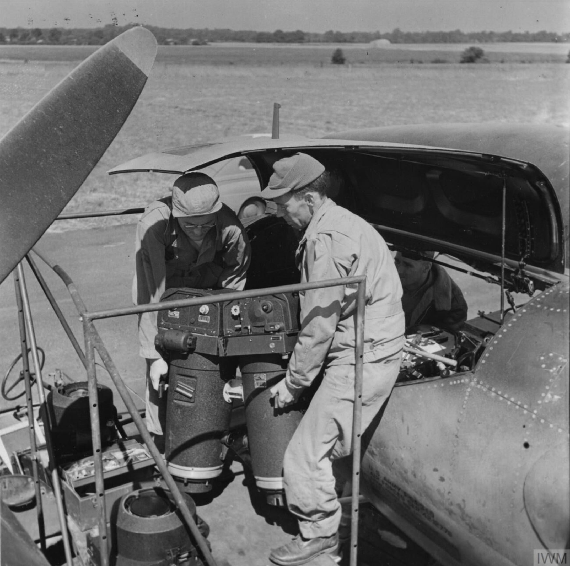 USAAF 42 12778 F 5A Lightning 7PRG22PRS Dim View with engineers fitting the cameras 8th Jul 1943 FRE2155