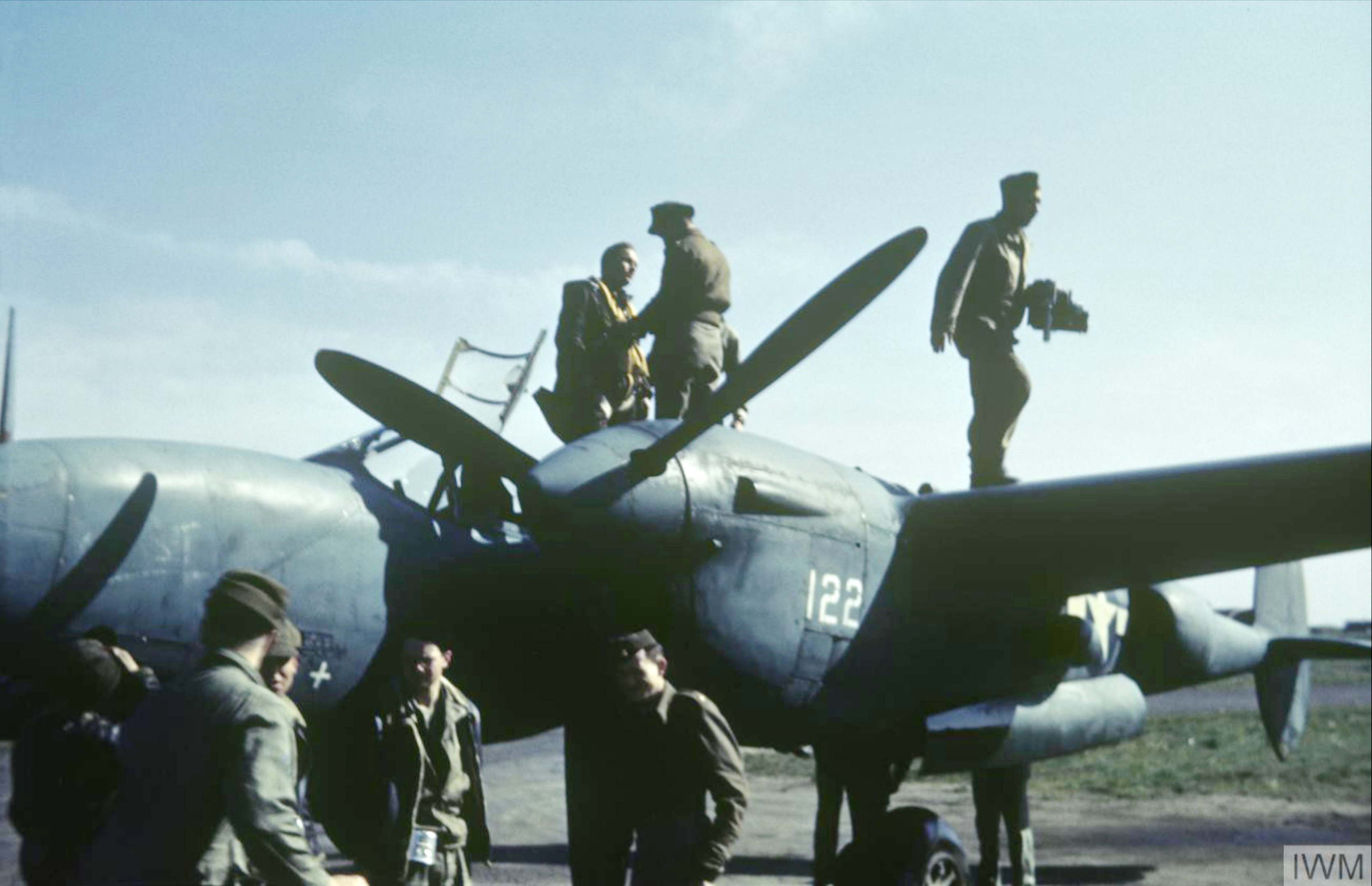 asisbiz-usaaf-f5-lightning-7pg22ps-white-122-jim-wicker-and-lawson-at