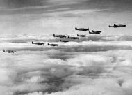 Asisbiz Spitfire MkVb USAAF 67TRG12TRS in formation over England 02