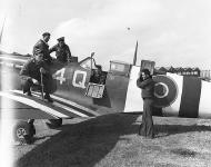 Asisbiz Spitfire MkVb USN VCS 7 4Q Normandy 1944 01