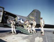 Asisbiz 41 18430 C 47 Dakota 6th Ferry Group with Infantryman loading field artillery Dalhart Field TX 01