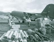 Asisbiz 41 18697 Douglas C 47 Dakota 5AF 374TCG6TCS 57 unloading supplies at Wau Papua New Guinea Apr 1943 NA571