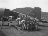 Asisbiz 42 23498 Douglas C 47A Dakota 5AF being loaded in New Guinea 2nd Oct 1943 NA1166