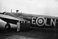 Asisbiz Vickers Wellington RAF 99Sqn LNE T2554 with crew at Waterbeach England 01