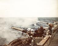 Asisbiz USS Makin Island (CVE 93) 40mm twin gun mounts firing during gunnery practice 21st Mar 1945 80 G K 5171