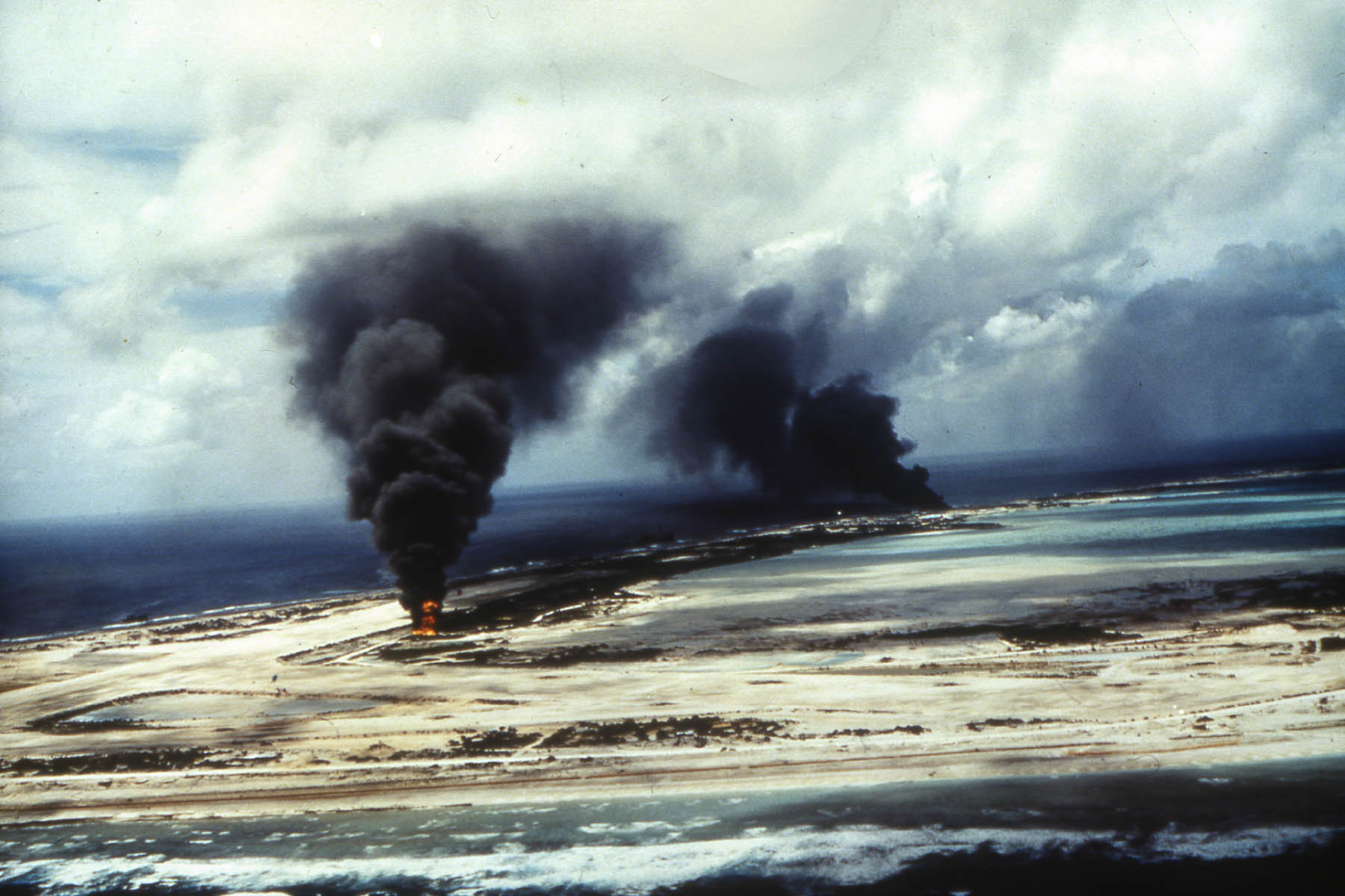 Airbase Wake Island under attack Oct 1943 01