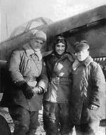 Asisbiz Yakovlev Yak 9R 118OKRAP Abrek Arkadyevich Barsht (c) with his colleagues 1944 01