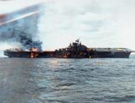 Asisbiz USS Franklin (CV 13) hit by bombs from a Japanese aircraft viewed from USS Santa Fe (CL 60) 19th Mar 1945 80 G 273894