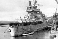 Asisbiz Kriegsmarine battlecruisers KMS Scharnhorst and KMS Gneisenau in drydock Brest France 1941 04