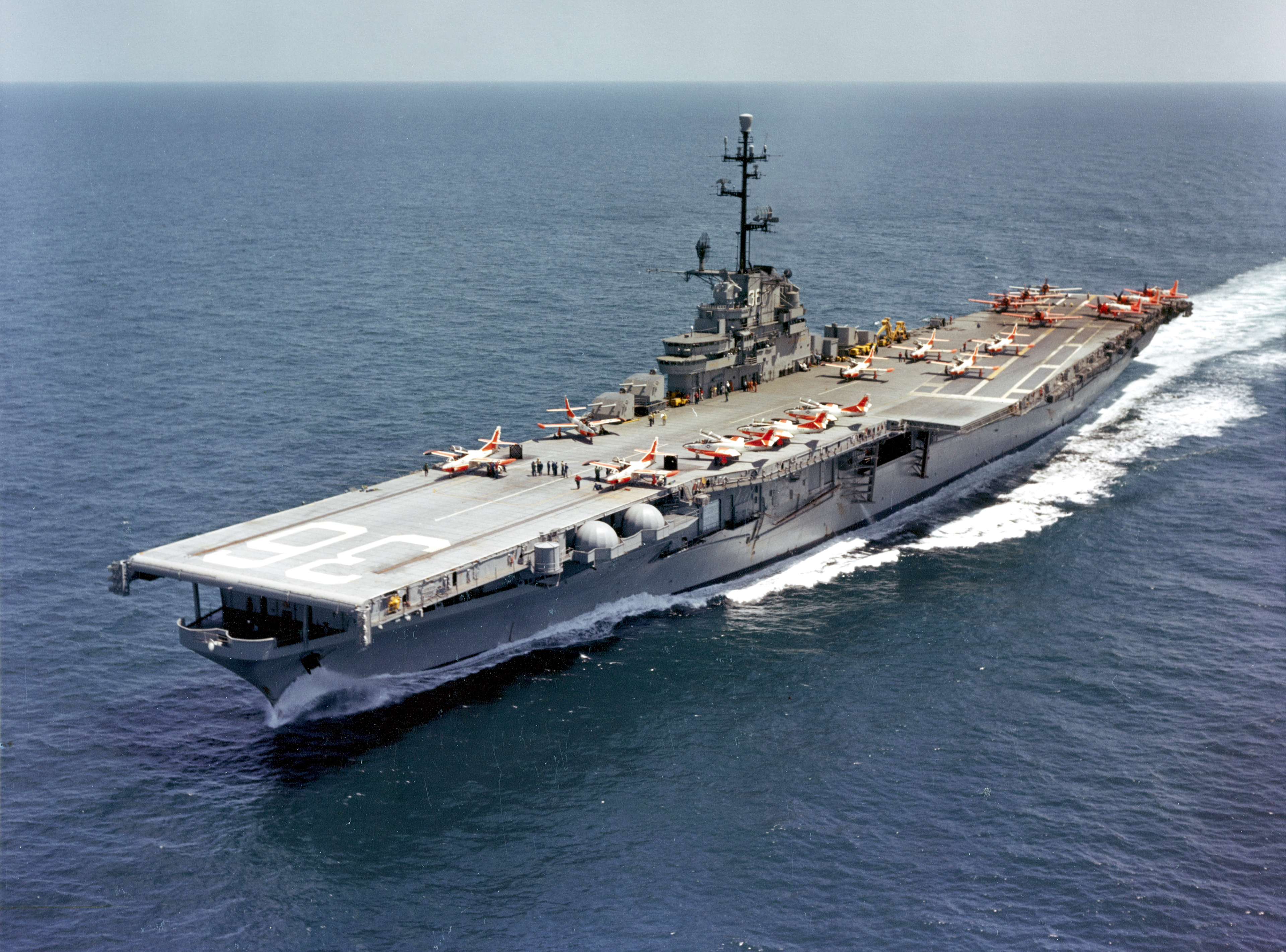 Asisbiz USS Antietam (CVS 36) operating training aircraft on 19th April 1961 (KN 4834)
