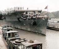 Asisbiz USS Bataan (CVL 29) in the Miraflores Locks while transiting the Panama Canal 9–11 Oct 1945 05
