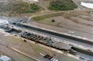 Asisbiz USS Bataan (CVL 29) in the Miraflores Locks while transiting the Panama Canal 9–11 Oct 1945