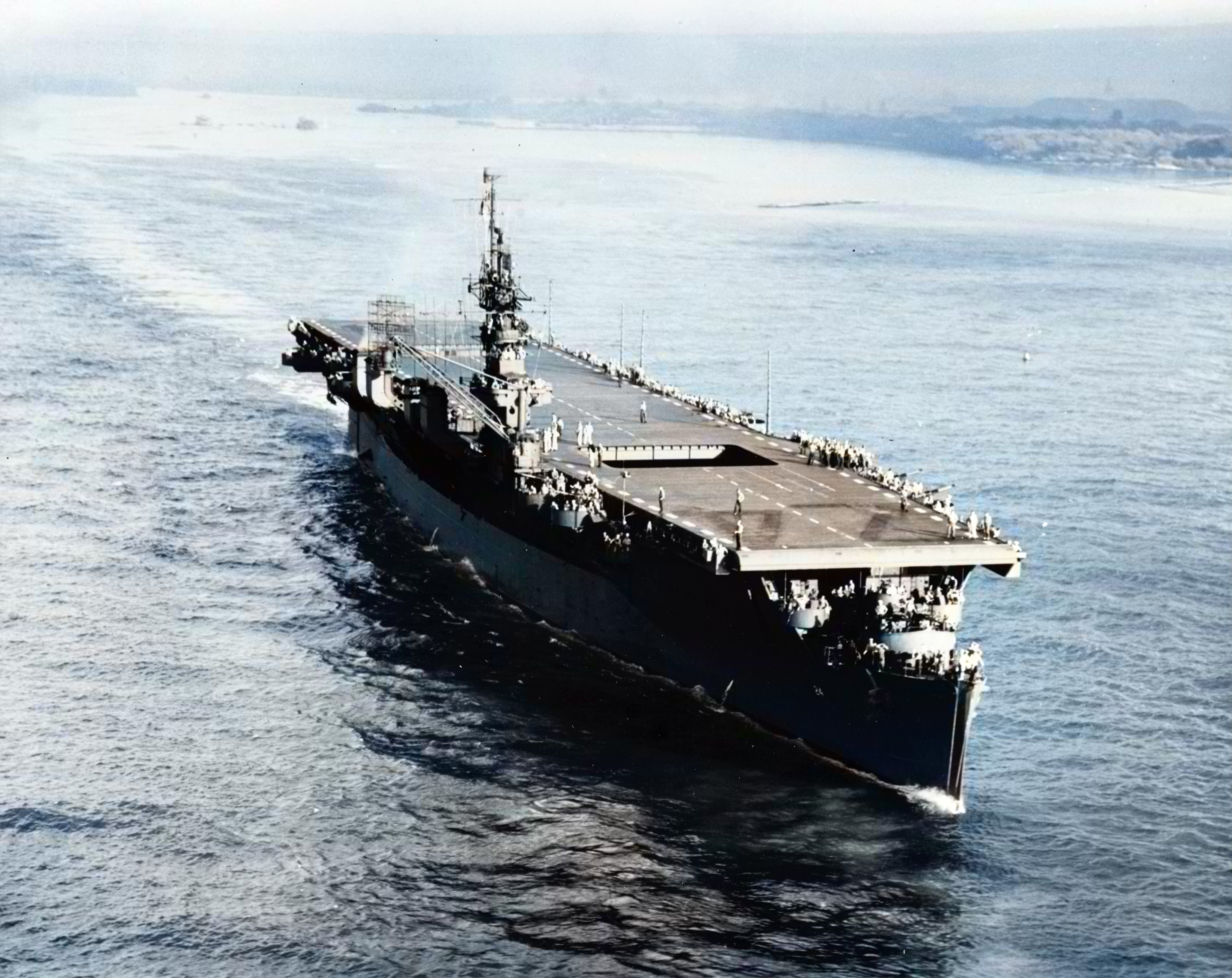 Asisbiz USS Belleau Wood (CVL 24) underway on 22nd Dec 1943 NH 97269