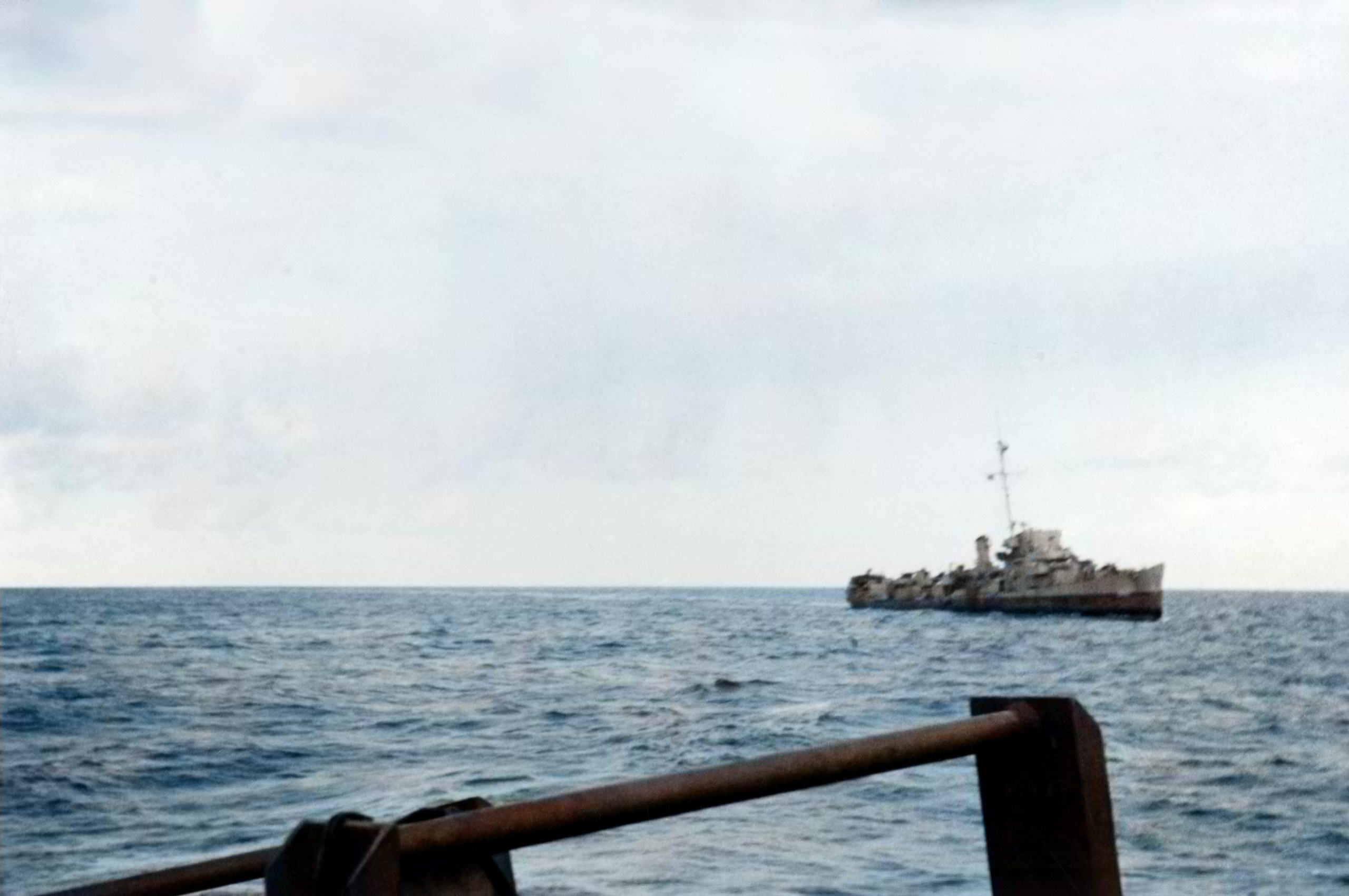 Asisbiz USS Barr (DE 576) a destroyer escort was also lucky it wasn't sunk by German sub U 549 29th Mar 1944 NH 86683